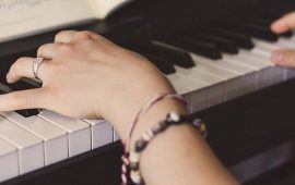 Где и как научиться играть на фортепиано для взрослых?