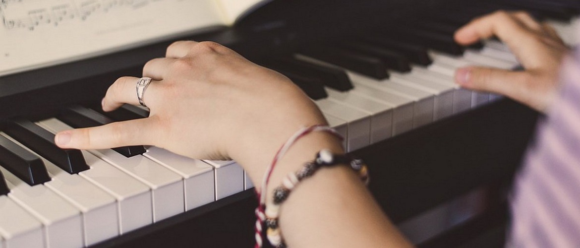 Где и как научиться играть на фортепиано для взрослых?