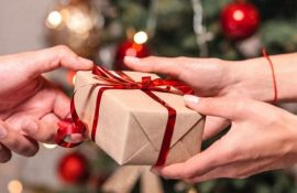 Що подарувати свекрусі на Новий рік: варіанти корисних та оригінальних подарунків