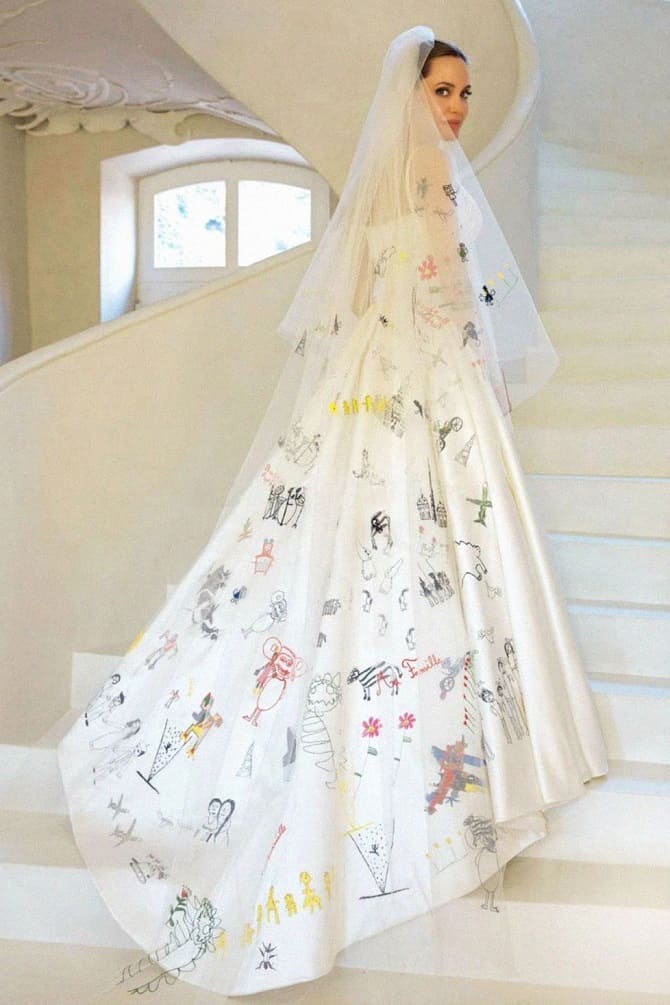 Нет традициям! Знаменитости, которые выбрали самые необычные свадебные платья, и не прогадали 8