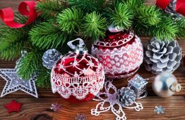 Schöne und ungewöhnliche Dekorationen von Weihnachtskugeln – die besten Ideen mit Fotos