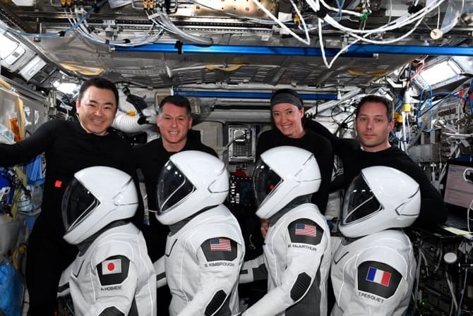 Пробыли полгода в космосе: астронавты SpaceX Crew-2 успешно вернулись на Землю 3