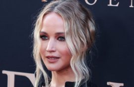 Беременная Дженнифер Лоуренс впервые за долгое время вышла в свет и показала округлившийся животик