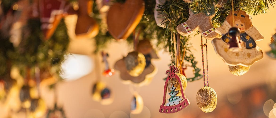 Чем украшали рождественскую елку в дореволюционной России: сладости, ленты и свечи