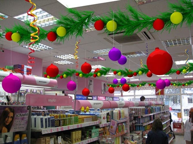 Как украсить магазин на новогодние праздники: интересные идеи с фото 6