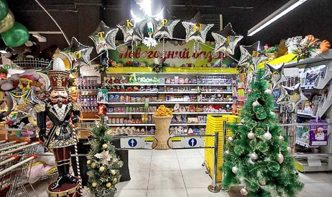Как украсить магазин на новогодние праздники: интересные идеи с фото 8