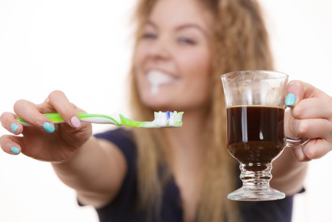 Как сохранить белоснежные зубы после употребления кофе? 1