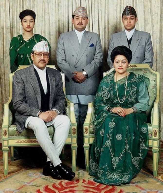 Кто убил всю семью короля Непала и его самого в 2001 году и к чему это привело в конечном итоге? 1