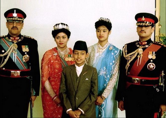 Кто убил всю семью короля Непала и его самого в 2001 году и к чему это привело в конечном итоге? 2