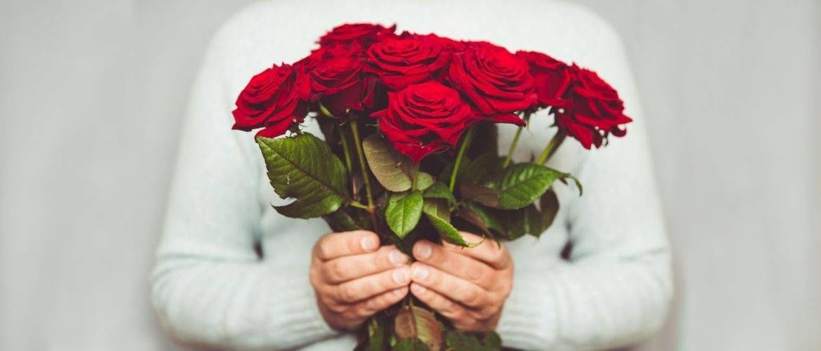 Почему на День святого Валентина мы дарим красные розы?
