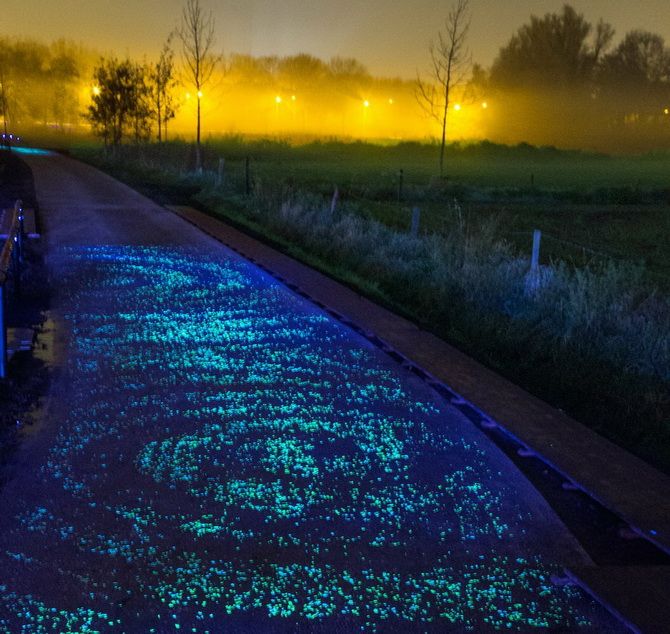 Велодоріжка в Нідерландах, що світиться,  створена на честь Вінсента Ван-Гога 1