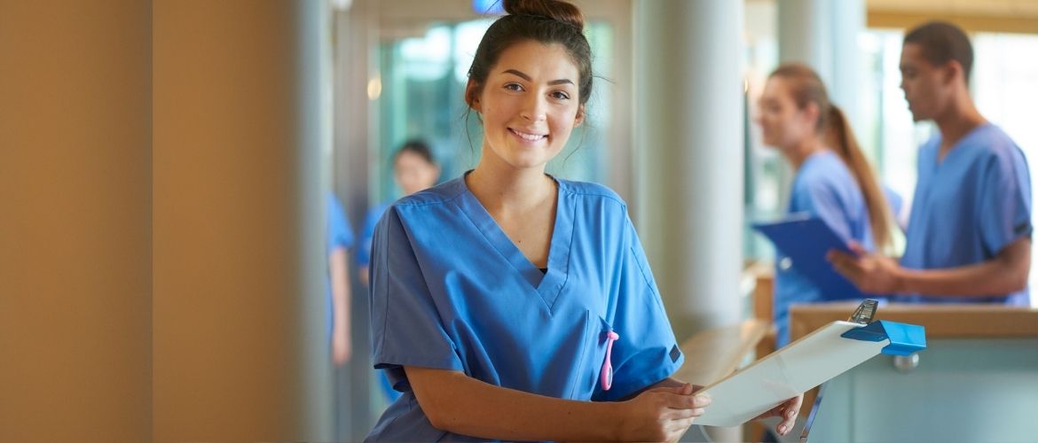 Как устроиться медсестрой: требования, доход, преимущества работы