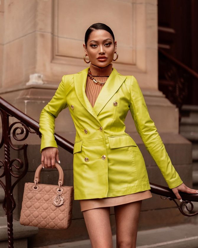 Trendige Handtaschen, die 2022 von Mode-Influencern getragen wurden 21