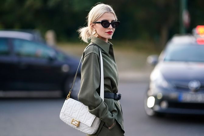 Trendige Handtaschen, die 2022 von Mode-Influencern getragen wurden 17
