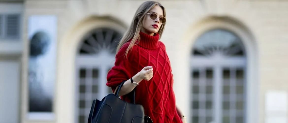 Как носить базовый свитер этой весной: модные образы 2022