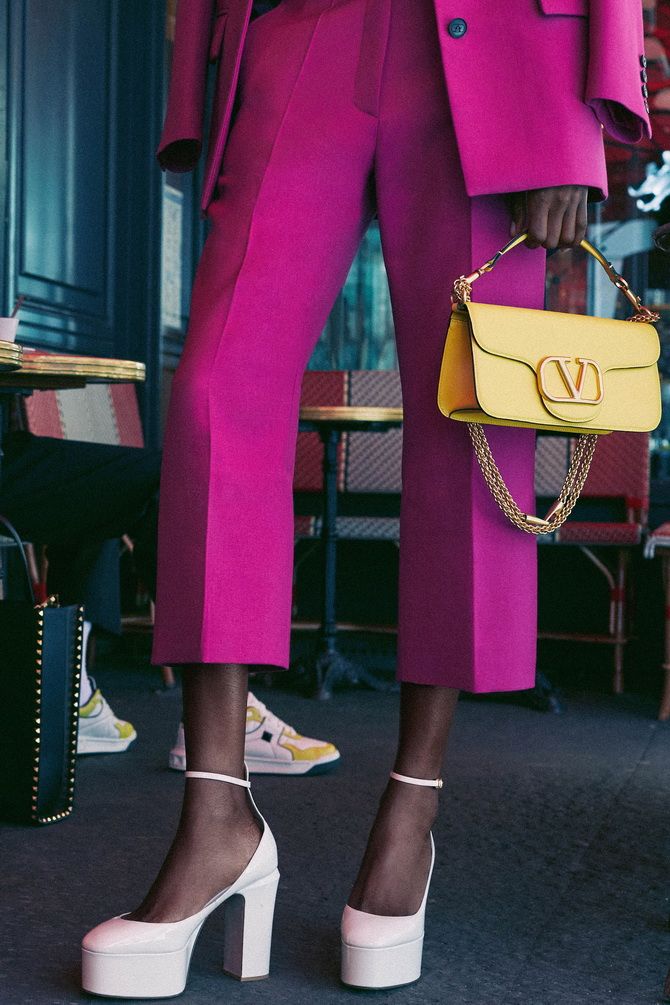 Trendige Handtaschen, die 2022 von Mode-Influencern getragen wurden 12