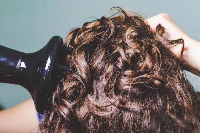 Widerspenstige Locken: So pflegen Sie lockiges Haar 4