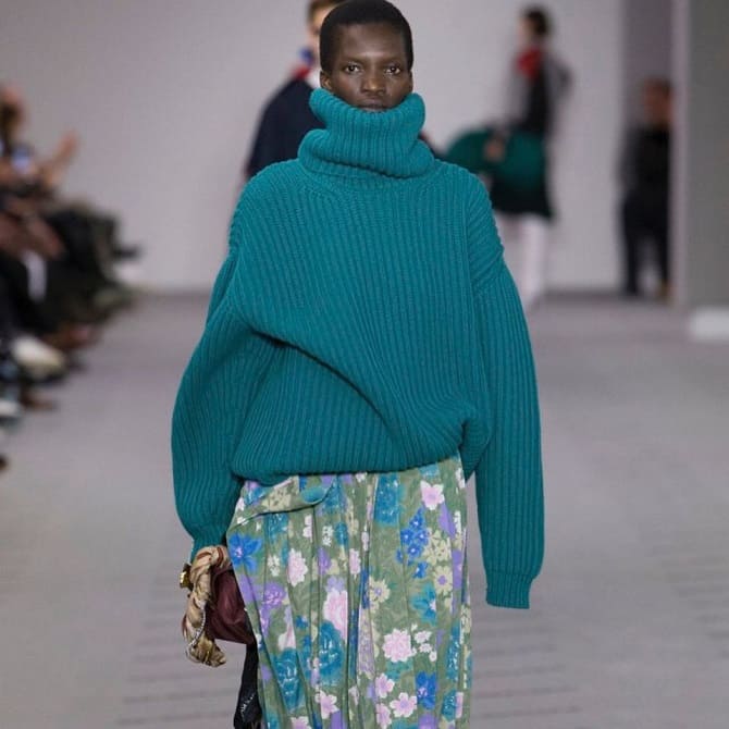 Як носити базовий светр цієї весни: модні образи 2022 14