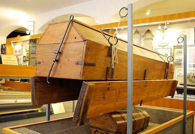 In the 17th-19th centuries, reusable coffins were used in Britain 2
