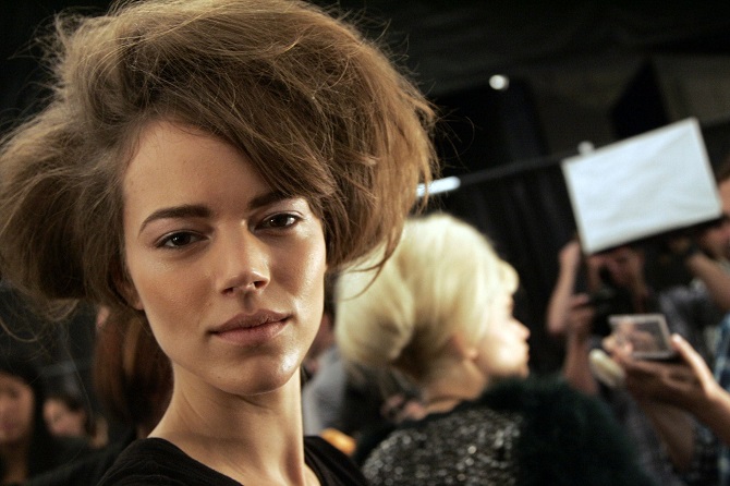 No bouffant and varnish: hairstyles that will make you 10 years older 5