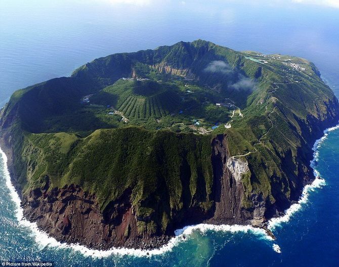 Кратер вулкана, скеля, Великий каньйон: найнеймовірніші місця, де живуть люди 2