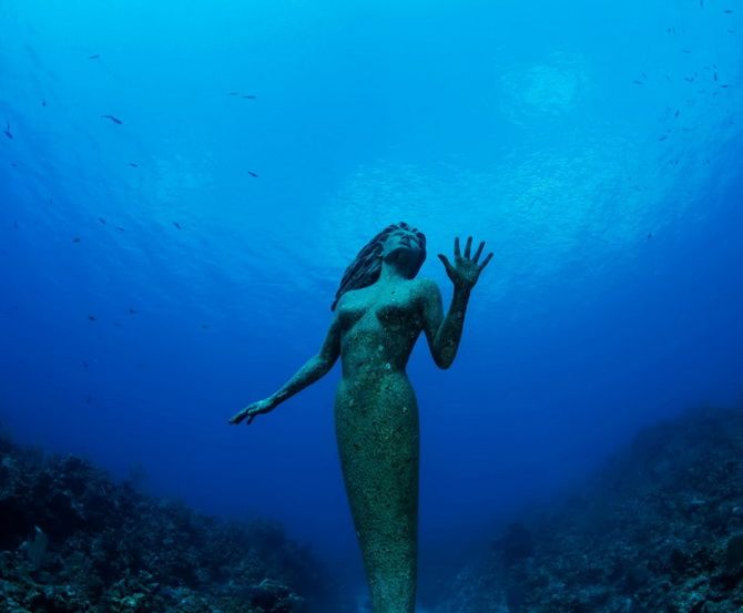 Mysterious underwater statues to take a selfie with 3