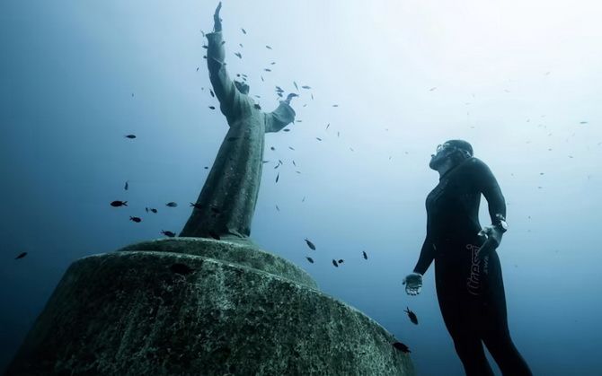 Mysterious underwater statues to take a selfie with 7