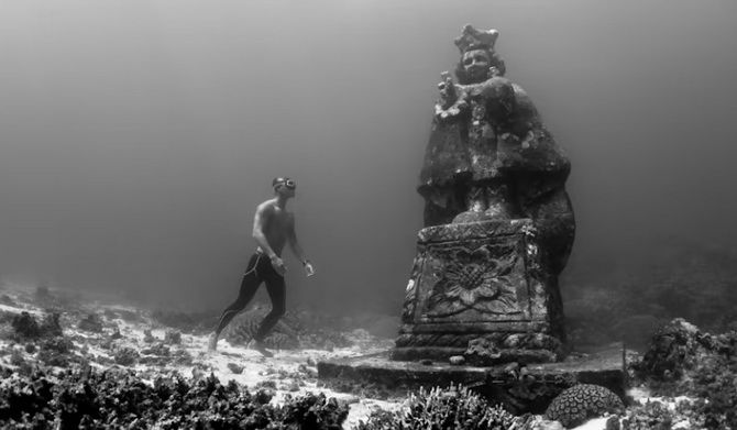 Mysterious underwater statues to take a selfie with 9