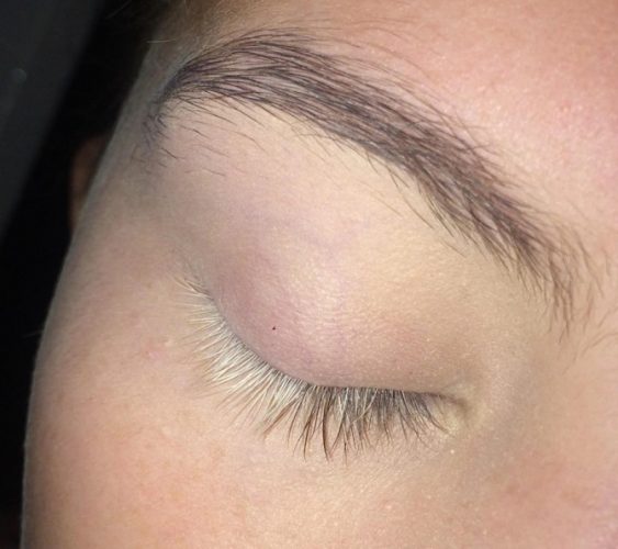 Gray eyelashes and bleached eyebrows a new trend in 2022