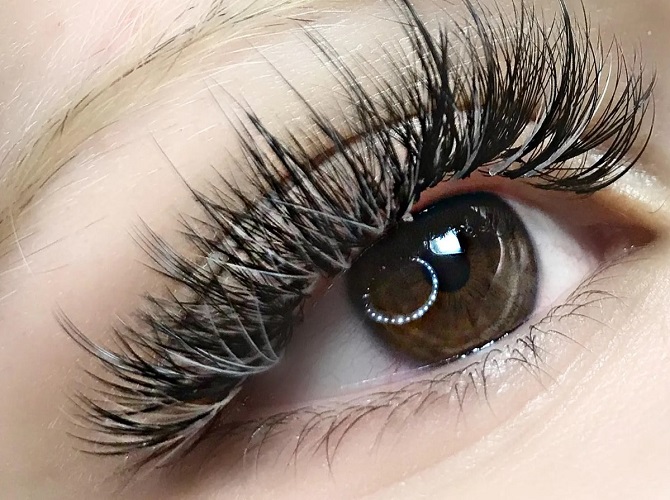 Gray eyelashes are back in fashion – what is this 2022 trend? 5
