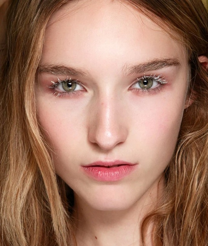 Gray eyelashes are back in fashion – what is this 2022 trend? 9