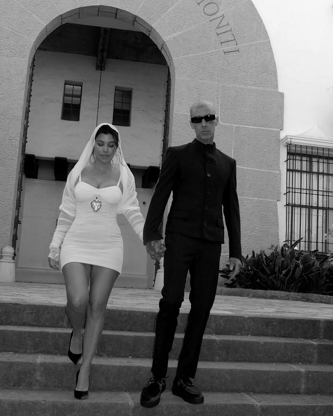 Kourtney Kardashian teilt erste Fotos von ihrer Hochzeit mit Travis Barker 5