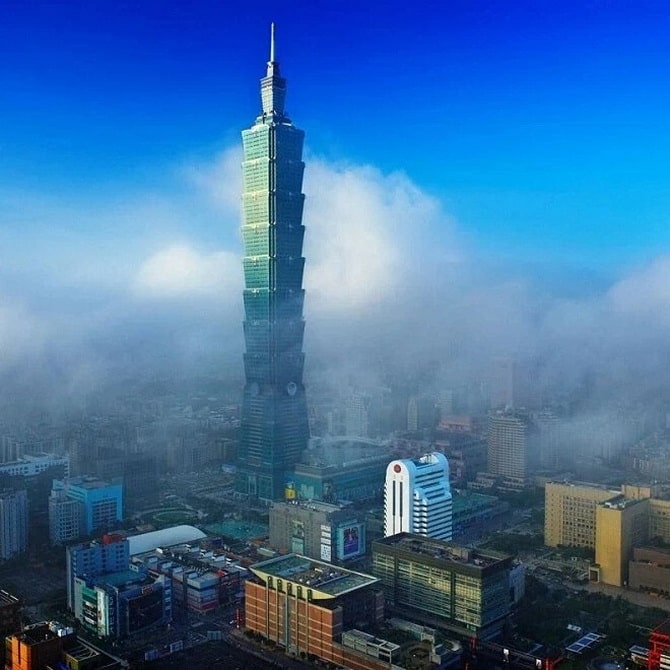 Why was a 660-ton balloon placed on top of the Taipei 101 skyscraper? 4