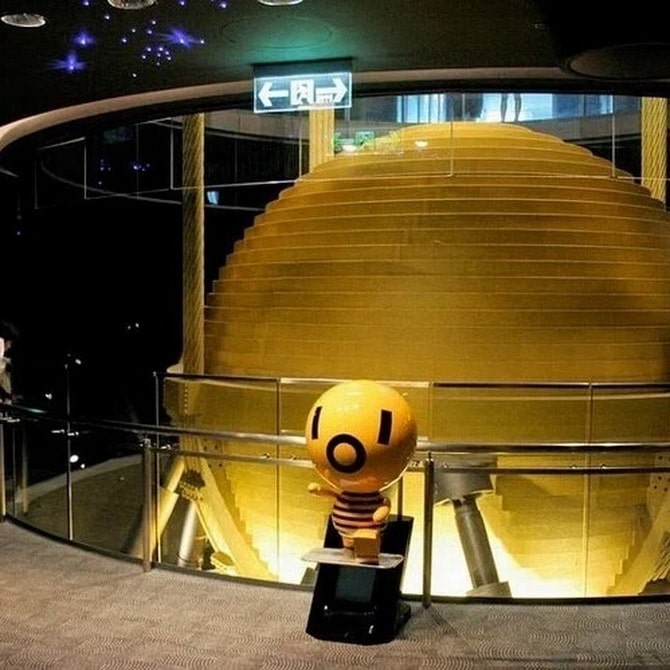 Why was a 660-ton balloon placed on top of the Taipei 101 skyscraper? 3