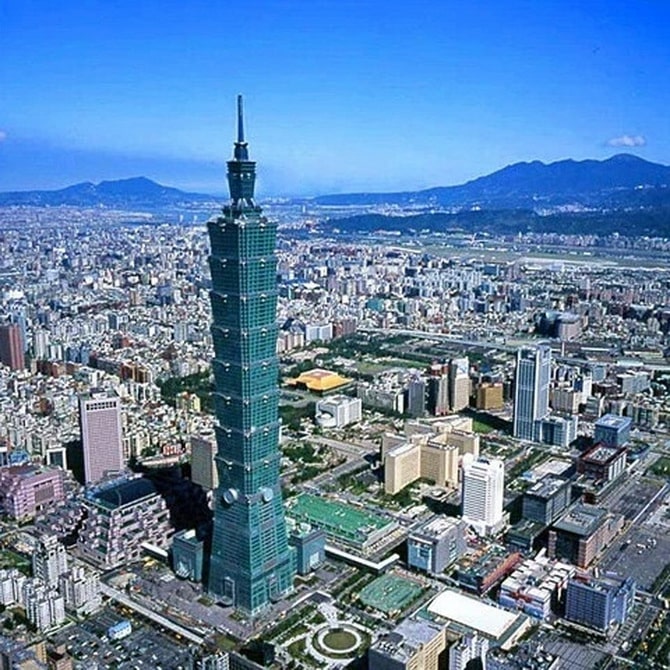 Why was a 660-ton balloon placed on top of the Taipei 101 skyscraper? 1
