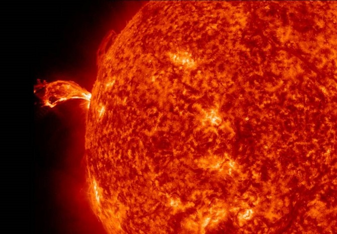 Прорыв в физике: ученые разгадали причину самых быстрых и опасных магнитных взрывов на Солнце 1