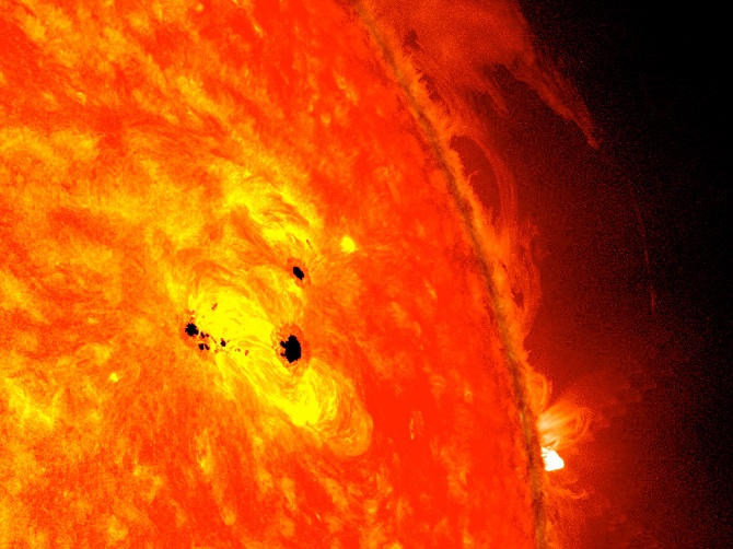 Прорыв в физике: ученые разгадали причину самых быстрых и опасных магнитных взрывов на Солнце 3