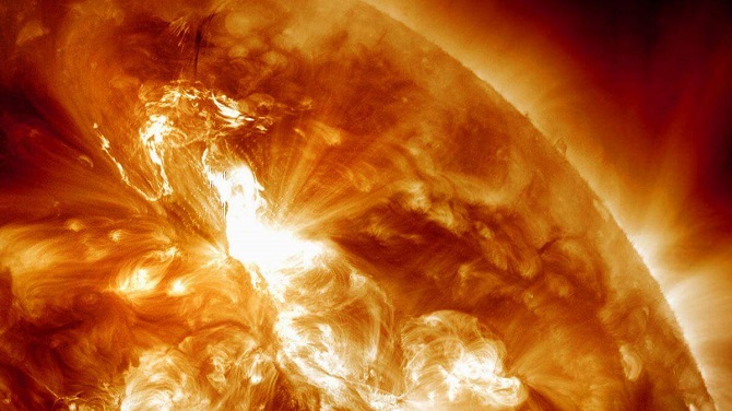 Прорыв в физике: ученые разгадали причину самых быстрых и опасных магнитных взрывов на Солнце 5