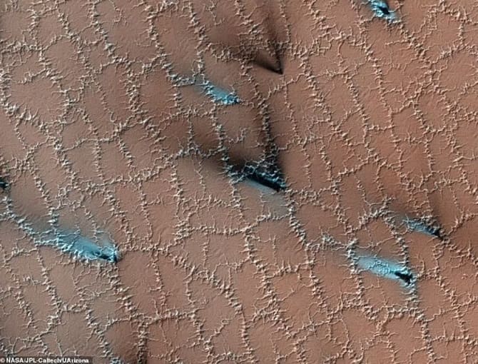 Scientists explain the origin of “honeycombs” on Mars 2