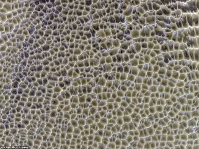 Scientists explain the origin of “honeycombs” on Mars 1