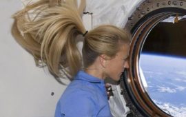 Как женщины моют голову в космосе: опыт астронавта  Карен Найберг