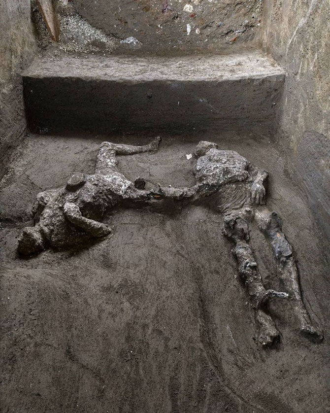 During excavations near Pompeii, scientists discovered the remains of a master and a slave 2