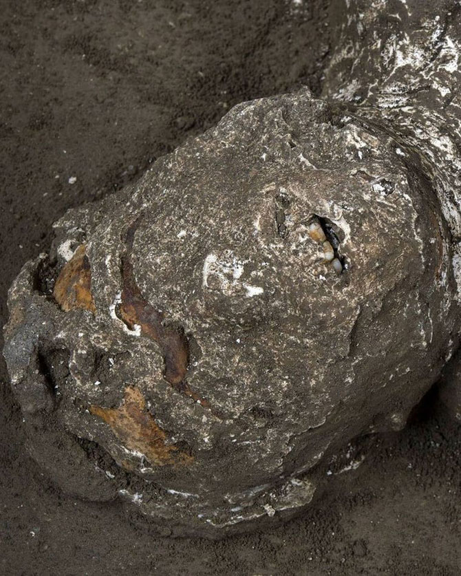 During excavations near Pompeii, scientists discovered the remains of a master and a slave 3