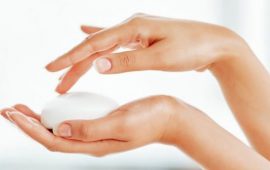 Jugendliche Hände: Wie man die Haut der Hände pflegt, damit sie nicht altert