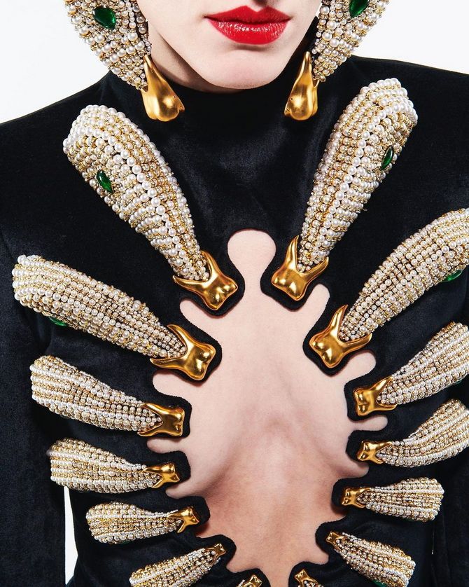 Fashion-анатомия от Schiaparelli: аксессуары и детали одежды в виде частей тела 14