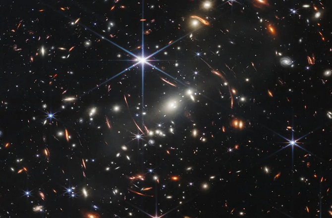 Die NASA veröffentlichte die ersten Bilder der Tiefen des Universums, die vom Webb-Teleskop aufgenommen wurden 1
