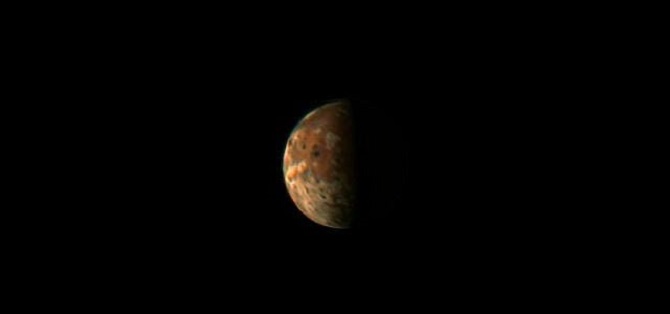 Wissenschaftler haben einzigartige Bilder der Wolken des Jupiter und seines Satelliten Io gezeigt 2
