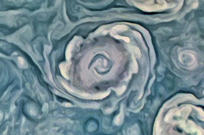 Ученые показали уникальные снимки облаков Юпитера и его спутника Ио 4