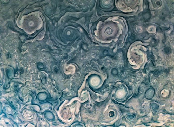Ученые показали уникальные снимки облаков Юпитера и его спутника Ио 3