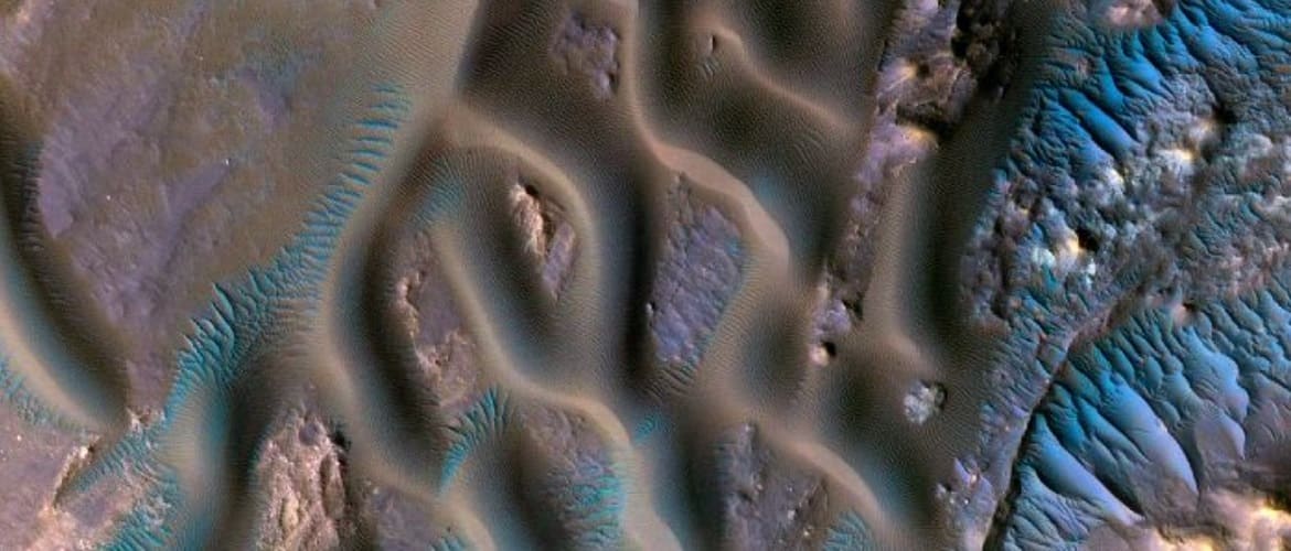 The spacecraft showed fantastic pictures of the sand dunes of Mars